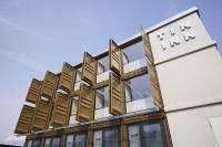 Un edificio con un cartel que dice TMU Inn. en TIN INN Montabaur l einfach gut - Das Hotel aus hochwertig ausgebauten Überseecontainern, en Montabaur