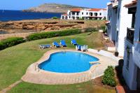 Bazén v ubytovaní Apartamentos El Bergantin Menorca Club alebo v jeho blízkosti