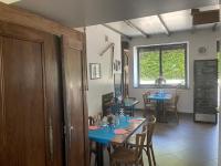 een eetkamer met een blauwe tafel en stoelen bij Le Bouthiry in Le Saint