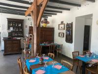 een restaurant met twee tafels met blauwe tafelkleden bij Le Bouthiry in Le Saint