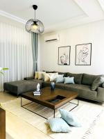 Posezení v ubytování A Luxury 2BR with Big Pools Perfect for Family Summer Escape!