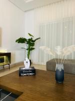 Posezení v ubytování A Luxury 2BR with Big Pools Perfect for Family Summer Escape!