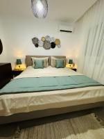 Postel nebo postele na pokoji v ubytování A Luxury 2BR with Big Pools Perfect for Family Summer Escape!