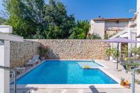 Bazén v ubytovaní Family friendly apartments with a swimming pool Novi Vinodolski - 2419 alebo v jeho blízkosti