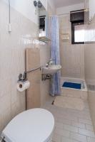 Kúpeľňa v ubytovaní Family friendly apartments with a swimming pool Novi Vinodolski - 2419