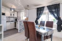Kuchyňa alebo kuchynka v ubytovaní Family friendly apartments with a swimming pool Novi Vinodolski - 2419
