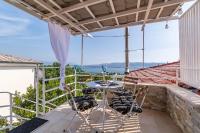 Balkón alebo terasa v ubytovaní Family friendly apartments with a swimming pool Novi Vinodolski - 2419