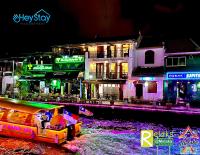 ein Boot im Wasser vor den Gebäuden in der Nacht in der Unterkunft Wayfarer Guest House Jonker Street Melaka By Heystay Management in Malakka