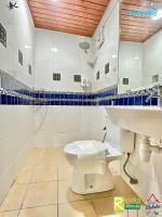 Ein Badezimmer in der Unterkunft Wayfarer Guest House Jonker Street Melaka By Heystay Management