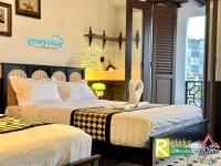 Ein Bett oder Betten in einem Zimmer der Unterkunft Wayfarer Guest House Jonker Street Melaka By Heystay Management