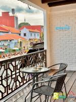Ein Balkon oder eine Terrasse in der Unterkunft Wayfarer Guest House Jonker Street Melaka By Heystay Management