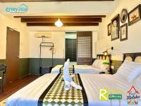 Ein Bett oder Betten in einem Zimmer der Unterkunft Wayfarer Guest House Jonker Street Melaka By Heystay Management
