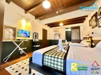 Ein Bett oder Betten in einem Zimmer der Unterkunft Wayfarer Guest House Jonker Street Melaka By Heystay Management
