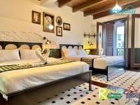 Ein Bett oder Betten in einem Zimmer der Unterkunft Wayfarer Guest House Jonker Street Melaka By Heystay Management