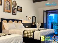Ein Bett oder Betten in einem Zimmer der Unterkunft Wayfarer Guest House Jonker Street Melaka By Heystay Management