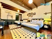 Ein Bett oder Betten in einem Zimmer der Unterkunft Wayfarer Guest House Jonker Street Melaka By Heystay Management