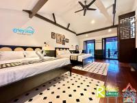 Ein Bett oder Betten in einem Zimmer der Unterkunft Wayfarer Guest House Jonker Street Melaka By Heystay Management