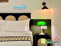 Ein Bett oder Betten in einem Zimmer der Unterkunft Wayfarer Guest House Jonker Street Melaka By Heystay Management