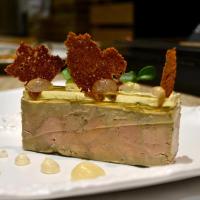 un morceau de gâteau sur une assiette sur une table dans l'établissement Hôtel Restaurant La Charrue, à Sand