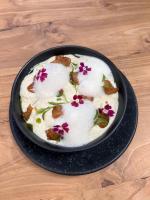 um prato preto com um bolo com flores em Alcaidesa Boutique Hotel em Alcaidesa