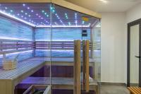 Posteľ alebo postele v izbe v ubytovaní Villa Ume - heated pool, sauna, volleyball court