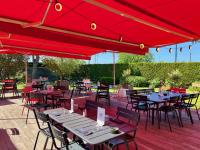 Un restaurante o sitio para comer en Hôtel Mercure Lille Aéroport