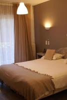 - une chambre avec un grand lit et une fenêtre dans l&#39;établissement Le Petit Manoir Logis, aux Angles (Gard)