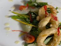 un plato de comida con camarones y ensalada en Abenab Lodge & Tours cc, en Groutfontein