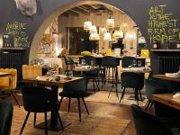 Un restaurante u otro lugar para comer en Loire Valley Lodges - Hotel