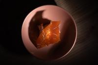 リヴロン・シュル・ドロームにあるGarenneのオレンジが乗ったピンクの皿