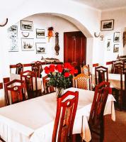 诺瓦利娅Villa Palčić II的用餐室,配有红色鲜花的桌子