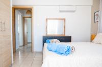 Postel nebo postele na pokoji v ubytování Narcissos 'Nissi Beach' Apartment E9