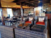 FLY INN Madagascar HOTEL - Navette GRATUITE H24 - à 300m de l'Aéroport International Ivato-Antananarivoにあるシーティングエリア