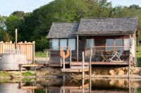 a house on a dock on a body of water at Dihan Evasion in Ploemel