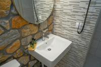 A bathroom at Ktima Faki, Olympus Mountain Accommodation & Retreat