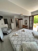 A bed or beds in a room at Islands Apartments