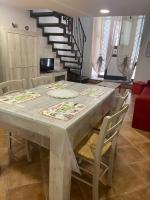 Televízia a/alebo spoločenská miestnosť v ubytovaní Casa trinità