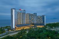 un gran edificio con luces encendidas en una ciudad en Yantai Marriott Hotel, en Yantai