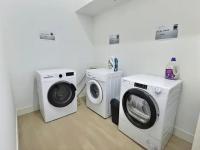 two washing machines and a washer and dryer in a room at Le Jacquemart in Romans-sur-Isère