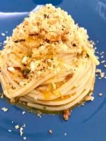 Un montón de pasta con queso en un plato azul. en Hotel Sangro, en Mozzagrogna