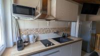 Kuchyňa alebo kuchynka v ubytovaní Virágos Apartman Balatonszemes