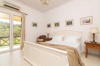 Łóżko lub łóżka w pokoju w obiekcie Villa Verdi - Your Family Oasis!