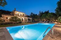 Basen w obiekcie Villa Verdi - Your Family Oasis! lub w pobliżu