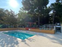 Basen w obiekcie Camping de l'Arnel lub w pobliżu