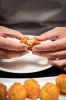 una persona sosteniendo un pedazo de comida en un plato en Hotel Plaza, en A Coruña