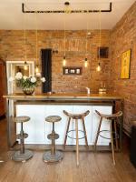 Lounge alebo bar v ubytovaní Lofts Cracow Apartments - City Center