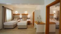 Postel nebo postele na pokoji v ubytování Datça Dirik Surf Beach Hotel