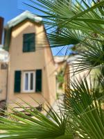 una palmera con una casa en el fondo en Villa Heritage, en Beausoleil