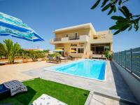Bazén v ubytovaní Fotis Studios Apartments alebo v jeho blízkosti