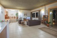 Televízia a/alebo spoločenská miestnosť v ubytovaní Fotis Studios Apartments